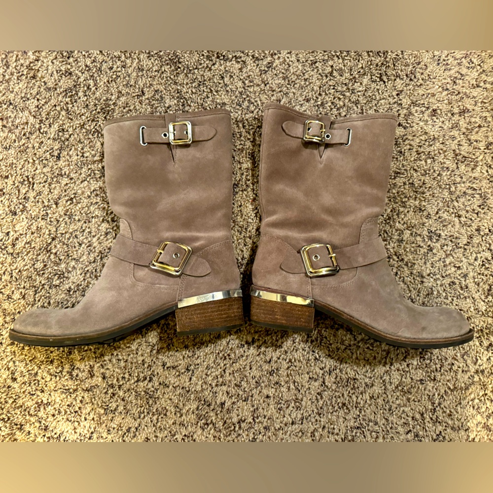 Vince Camuto VC Windy color taupe. Gently used.